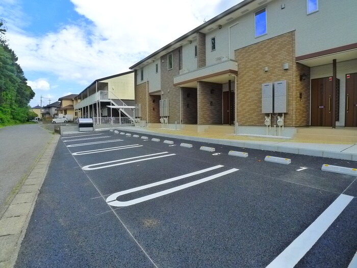 物件外観写真3　(駐車場)