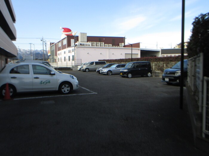 物件外観写真4　(駐車場)