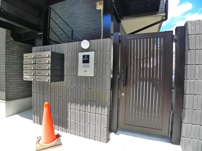 物件外観写真3　(エントランス部分)