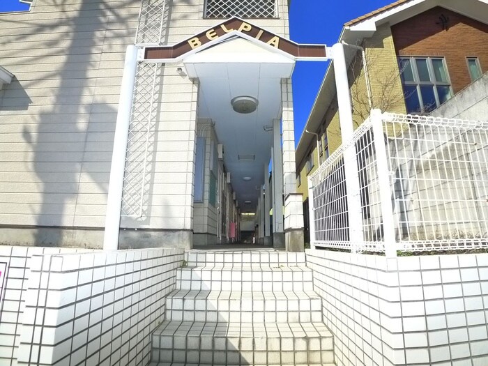 物件外観写真2　(エントランス部分)