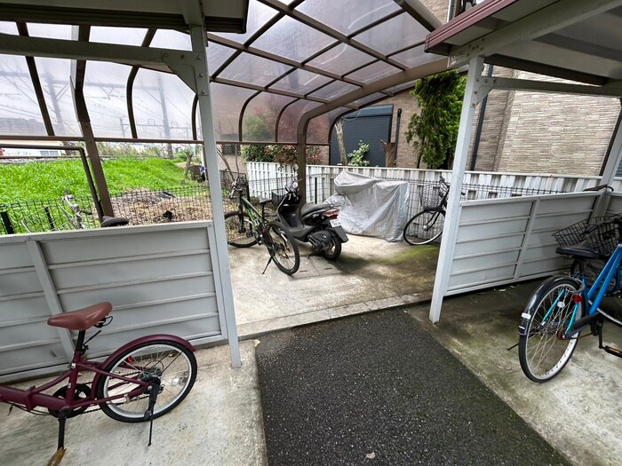 物件外観写真5　(バイク置き場)