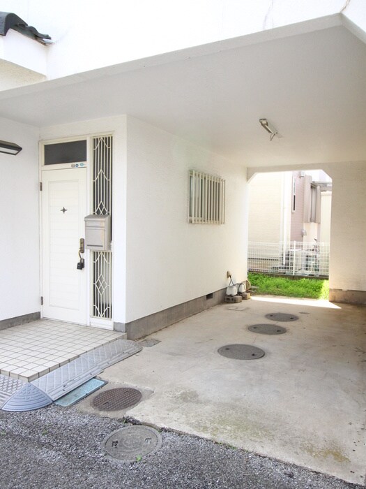 物件外観写真4　(エントランス部分)