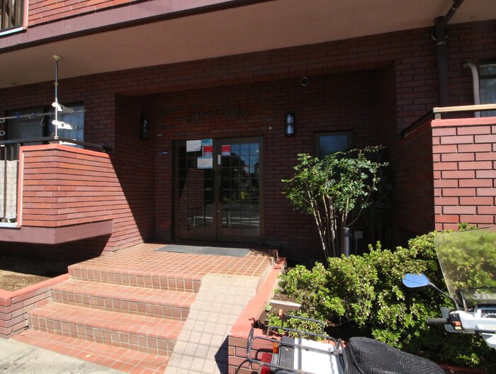 物件外観写真2　(エントランス部分)