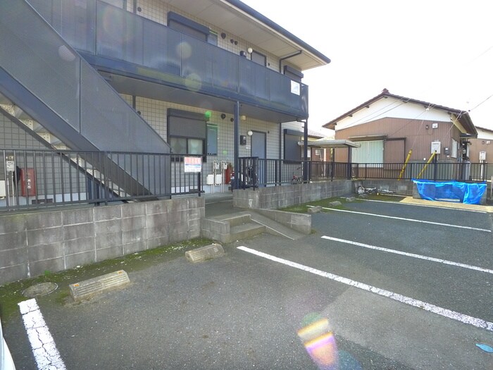 物件外観写真3　(駐車場)