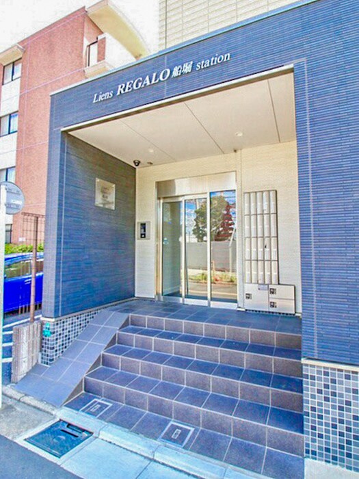 物件外観写真3　(エントランス部分)