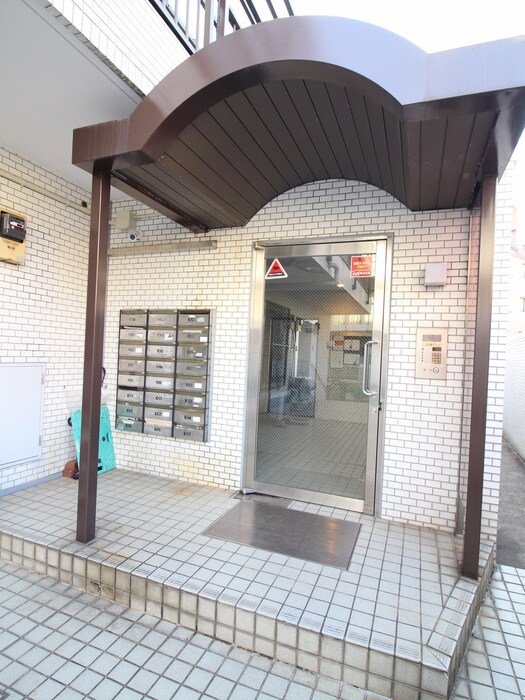 物件外観写真3　(エントランス部分)