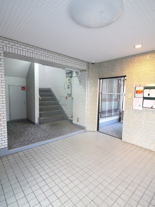 物件外観写真5　(エントランス部分)