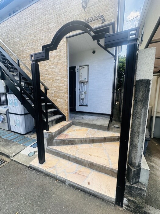 物件外観写真3　(エントランス部分)