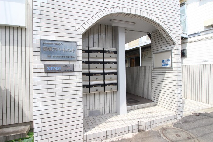 物件外観写真3　(エントランス部分)