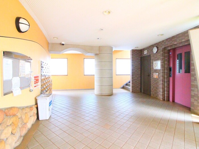 物件外観写真3　(エントランス部分)