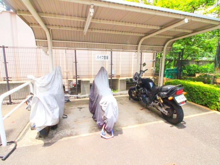 物件外観写真5　(バイク置き場)