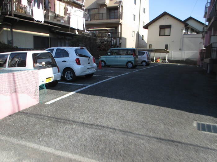 物件外観写真4　(駐車場)