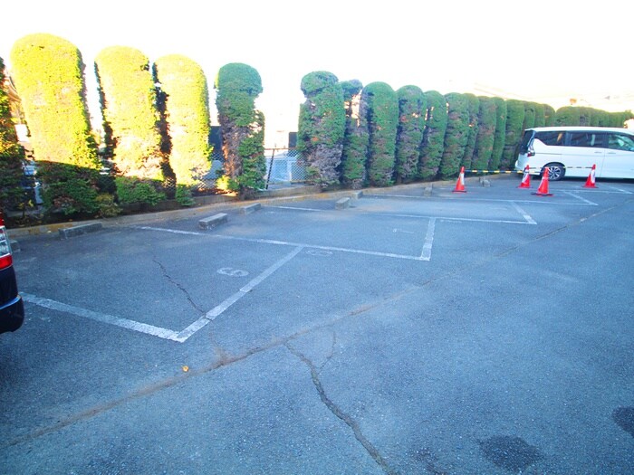 物件外観写真4　(駐車場)