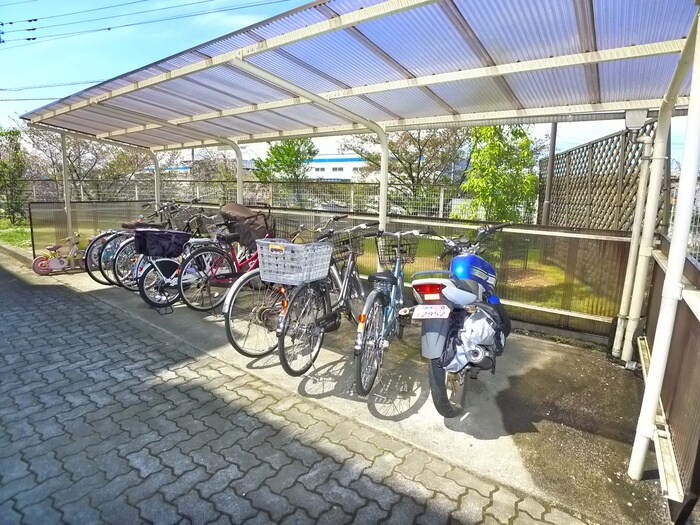 物件外観写真4　(駐輪場)