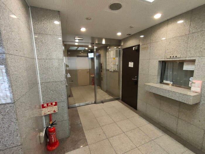 物件外観写真6　(エントランス部分)