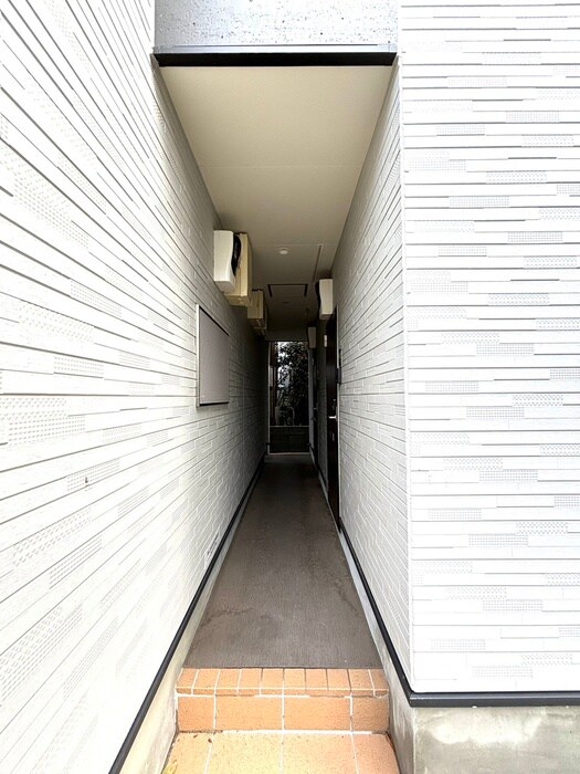 物件外観写真2　(エントランス部分)