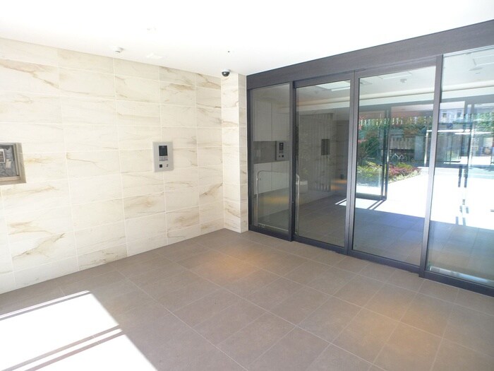 物件外観写真2　(エントランス部分)