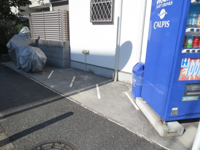 物件外観写真6　(バイク置き場)