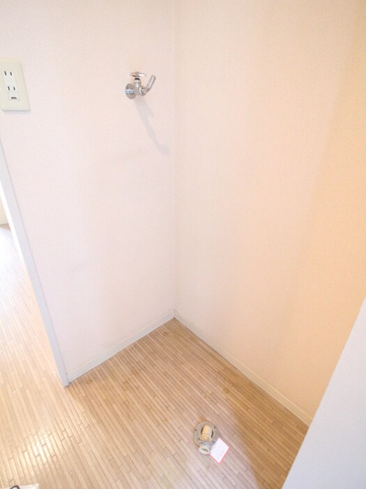 物件内観写真16　(洗濯機置場)