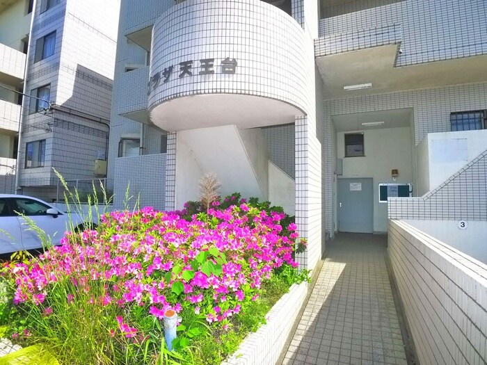 物件外観写真3　(エントランス部分)