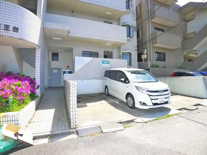 プラザ天王台の駐車場