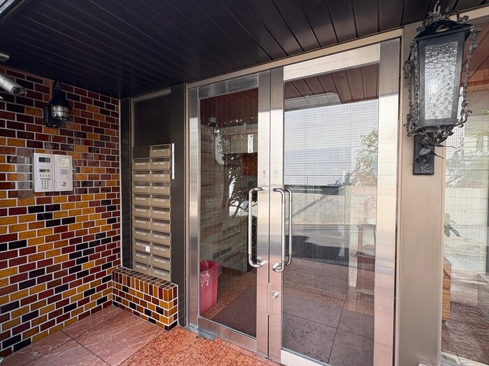 物件外観写真3　(エントランス部分)