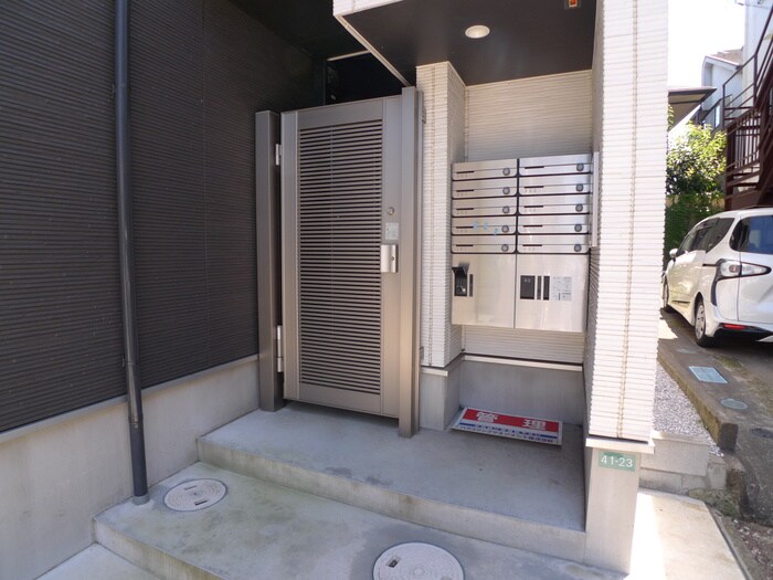 物件外観写真2　(エントランス部分)