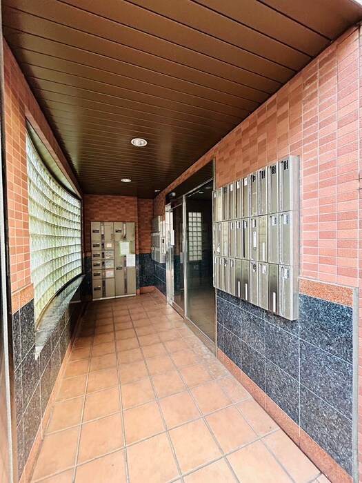 物件外観写真6　(エントランス部分)