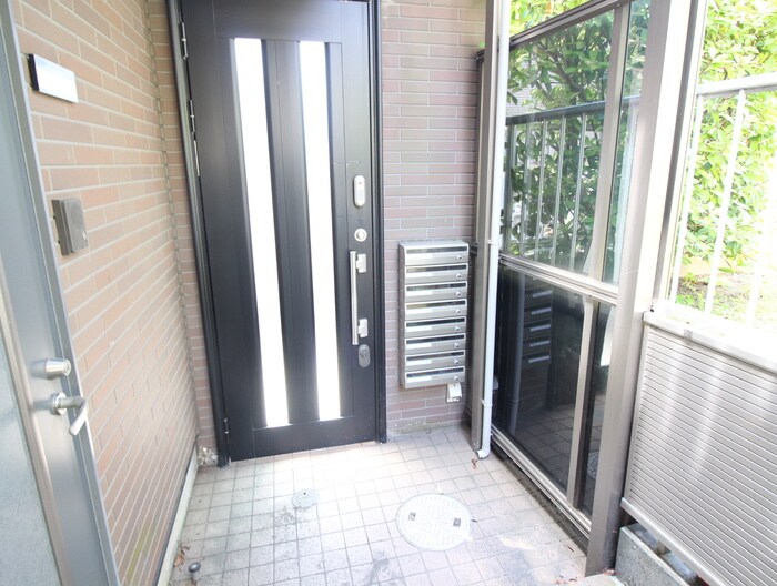 物件外観写真4　(エントランス部分)