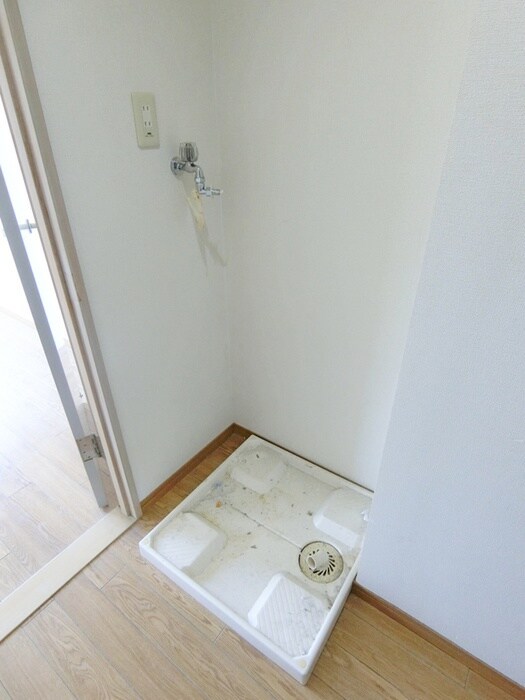 物件内観写真16　(洗濯機置場)