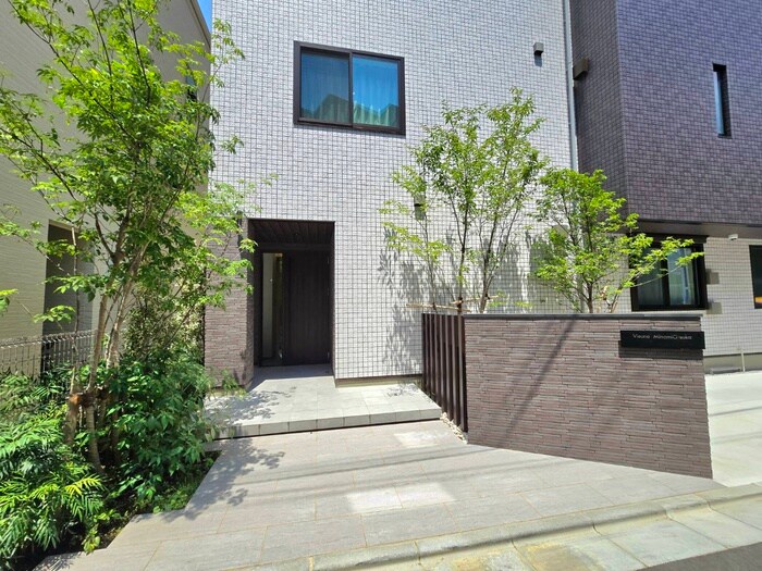 物件外観写真2　(エントランス部分)