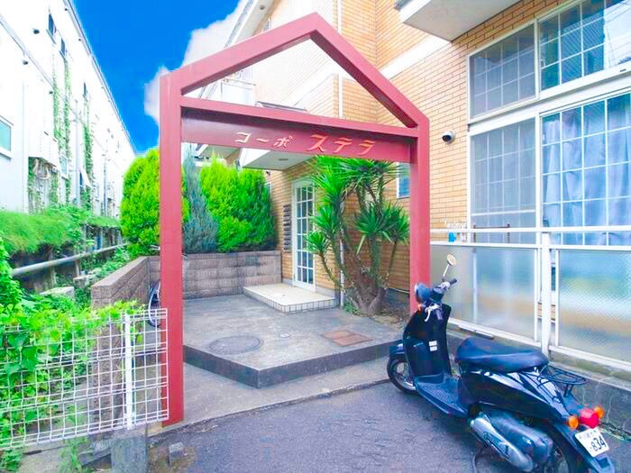 物件外観写真2　(エントランス部分)