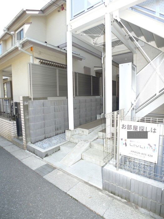 物件外観写真2　(エントランス部分)