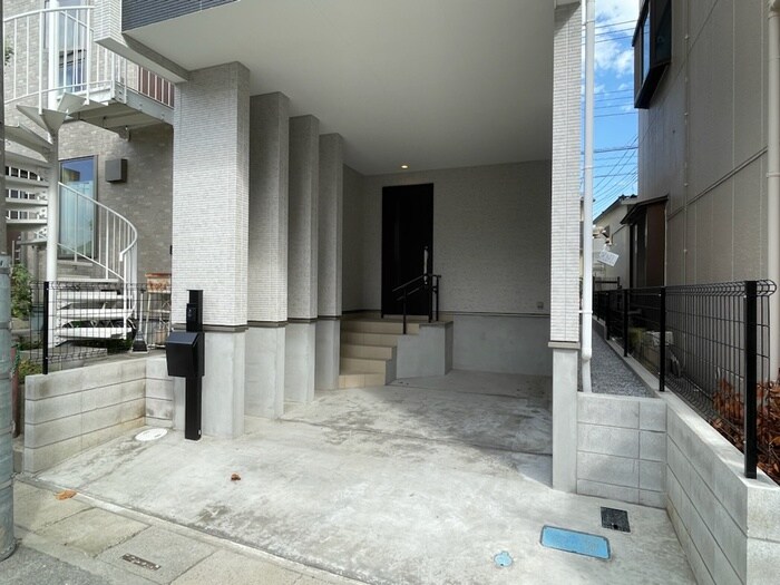 物件外観写真2　(駐車場)