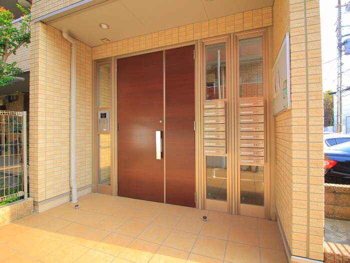 物件外観写真3　(エントランス部分)