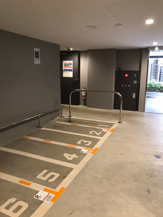 物件外観写真5　(バイク置き場)