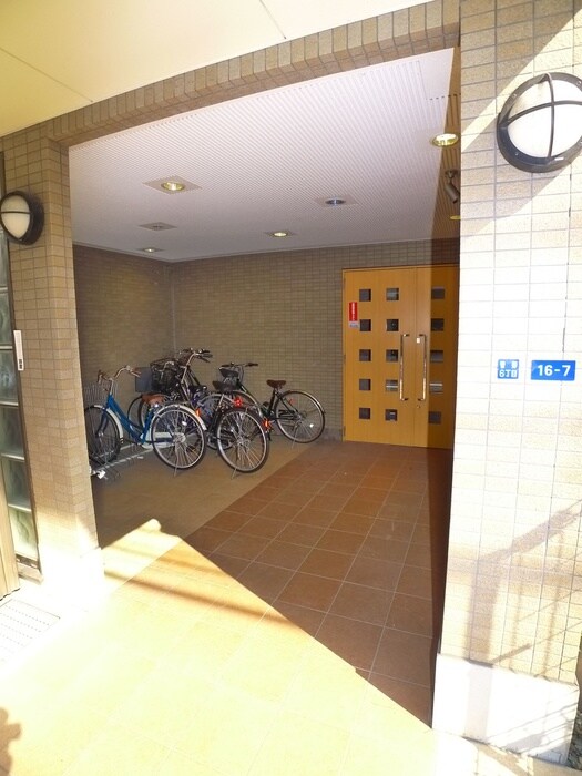 物件外観写真2　(エントランス部分)