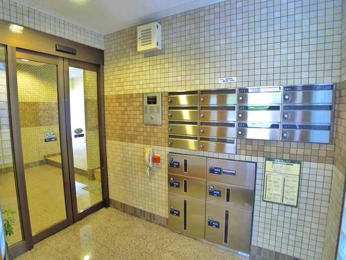 物件外観写真4　(エントランス部分)