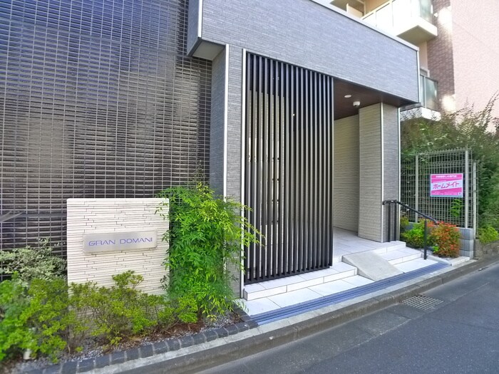 物件外観写真2　(エントランス部分)