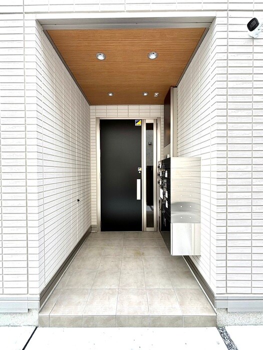 物件外観写真3　(エントランス部分)