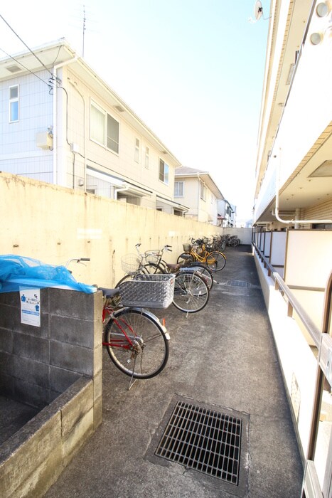 物件外観写真4　(駐輪場)