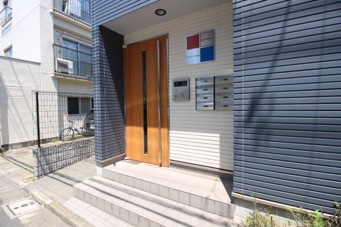 物件外観写真3　(エントランス部分)