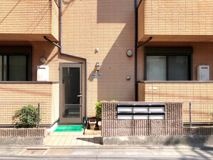 物件外観写真3　(エントランス部分)