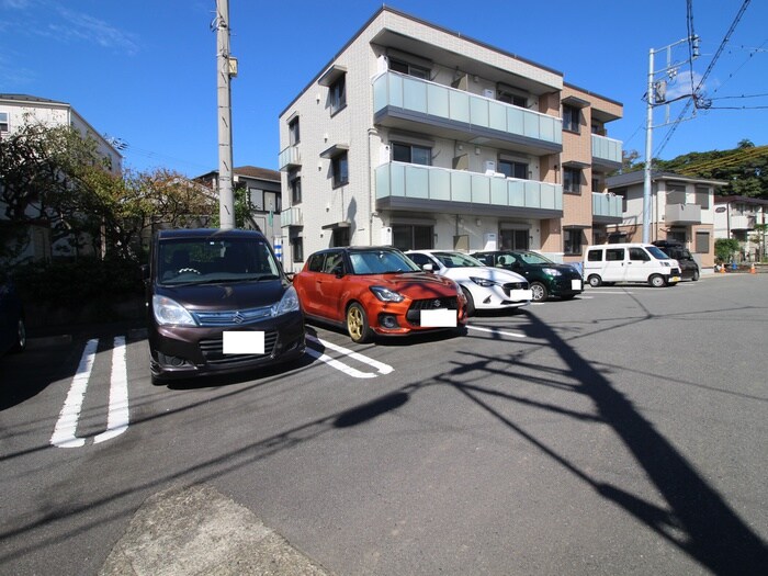 物件外観写真3　(駐車場)