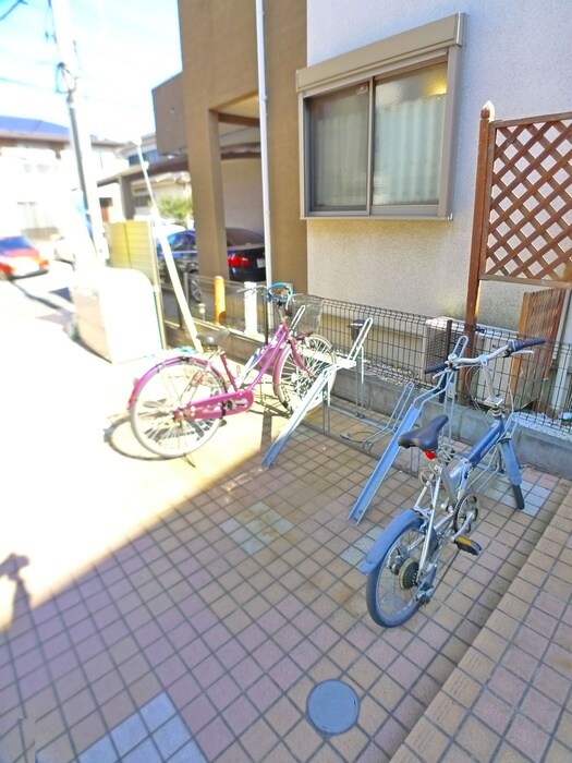 物件外観写真2　(バイク置き場)