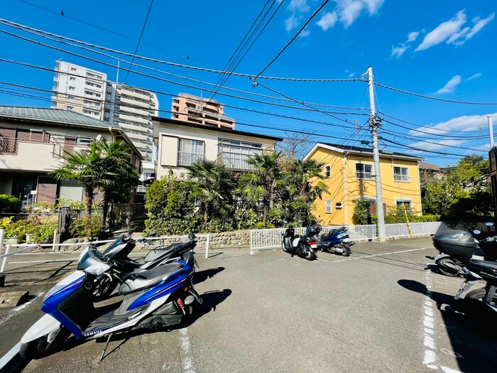 物件外観写真4　(バイク置き場)