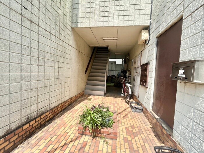 物件外観写真3　(エントランス部分)