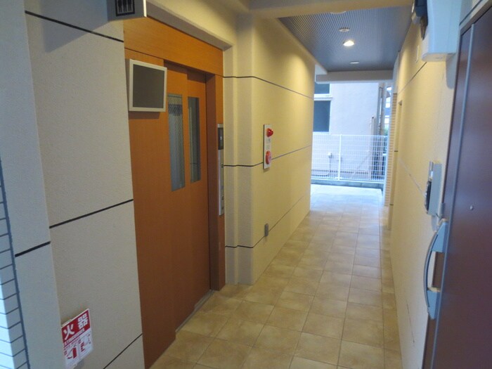 物件外観写真4　(エントランス部分)