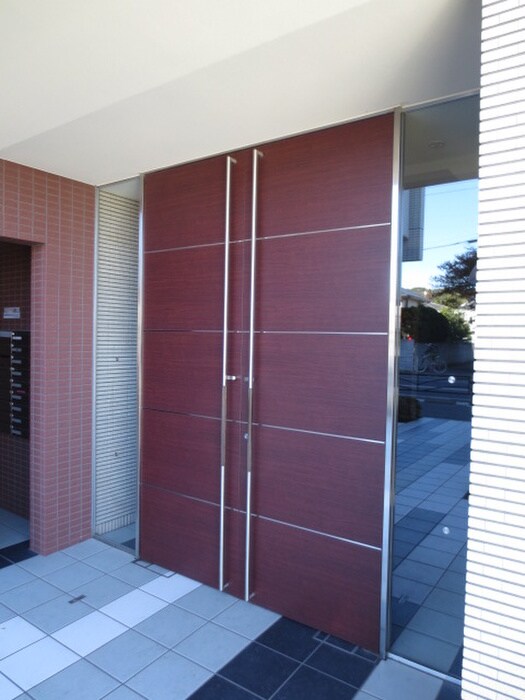 物件外観写真6　(エントランス部分)