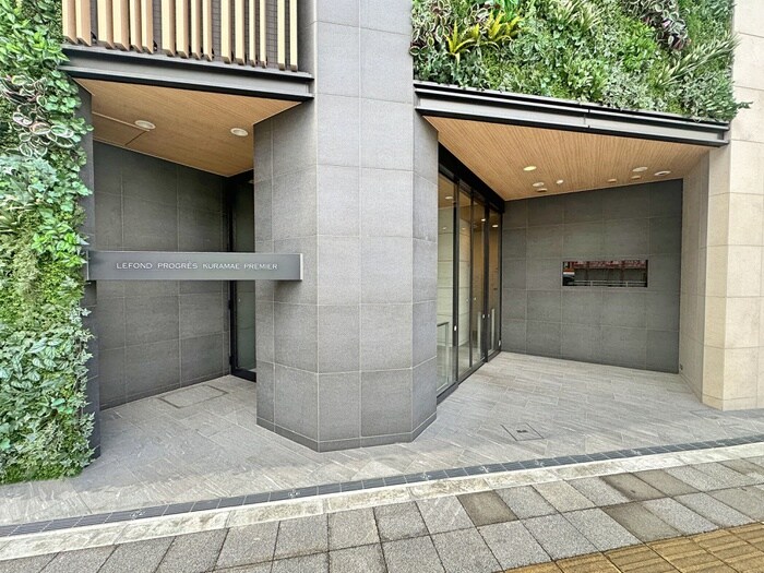 物件外観写真2　(エントランス部分)